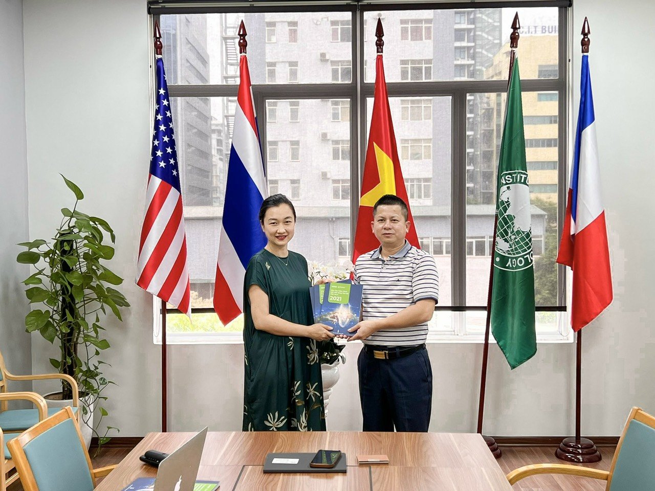 Bà Phạm Thị Thu Hằng - Chủ tịch Hội đồng quản trị BambuUP và TS. Phùng Văn Đông - Giám đốc Viện Công nghệ châu Á tại Việt Nam (AIT Việt Nam)