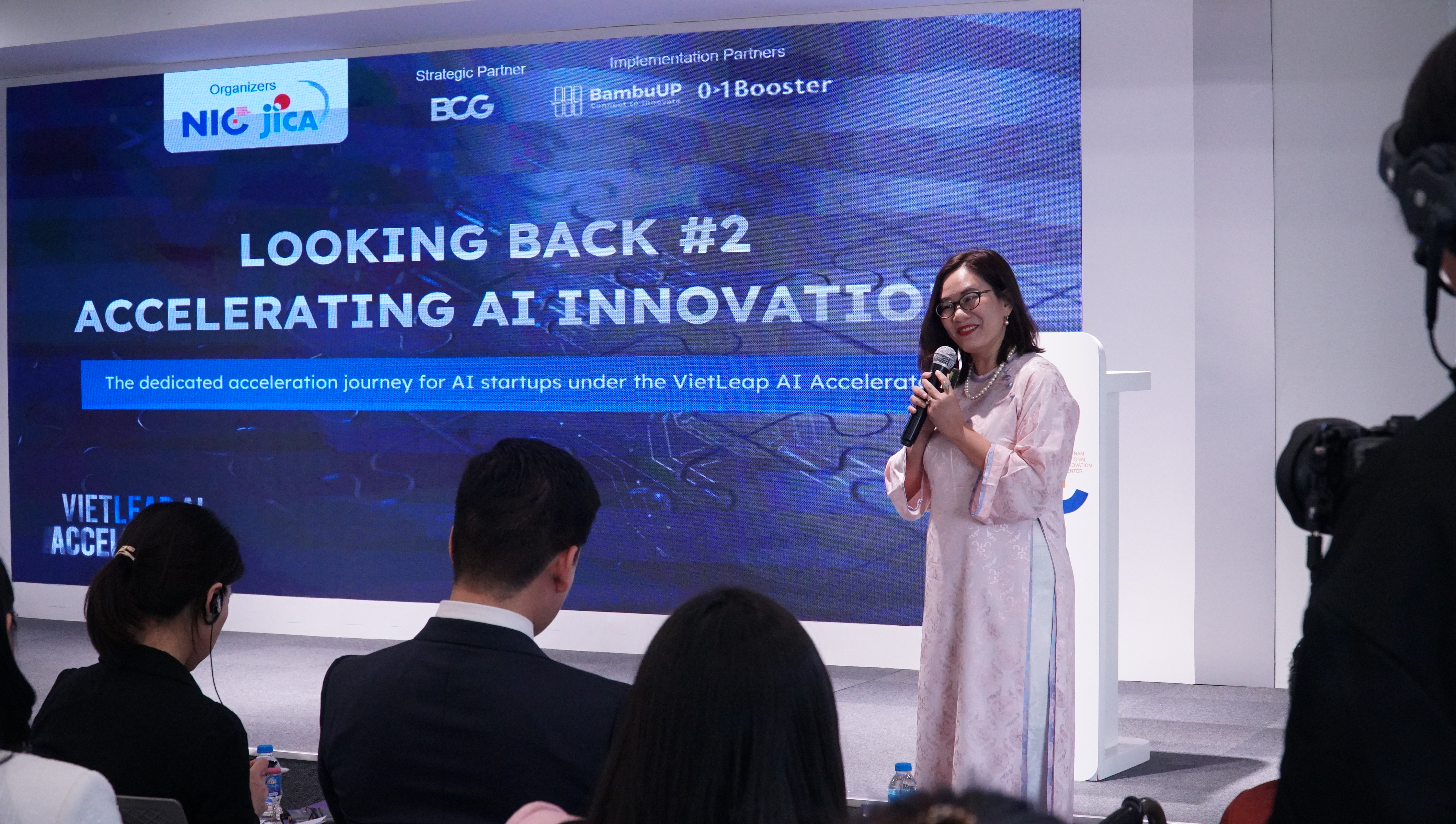 Bà Nguyễn Hương Quỳnh, CEO BambuUP, chia sẻ tại sự kiện Demo Day của Vietleap AI Accelerator