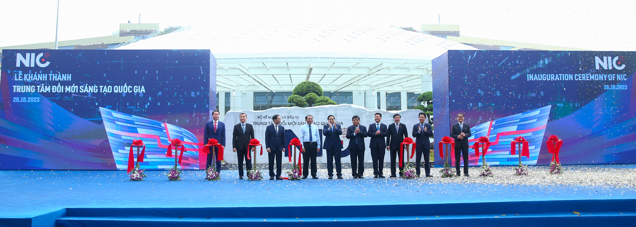 Thủ tướng Phạm Minh Chính cùng các lãnh đạo bộ, ngành cắt băng khánh thành NIC Cơ sở Hòa Lạc. Ảnh: MPI