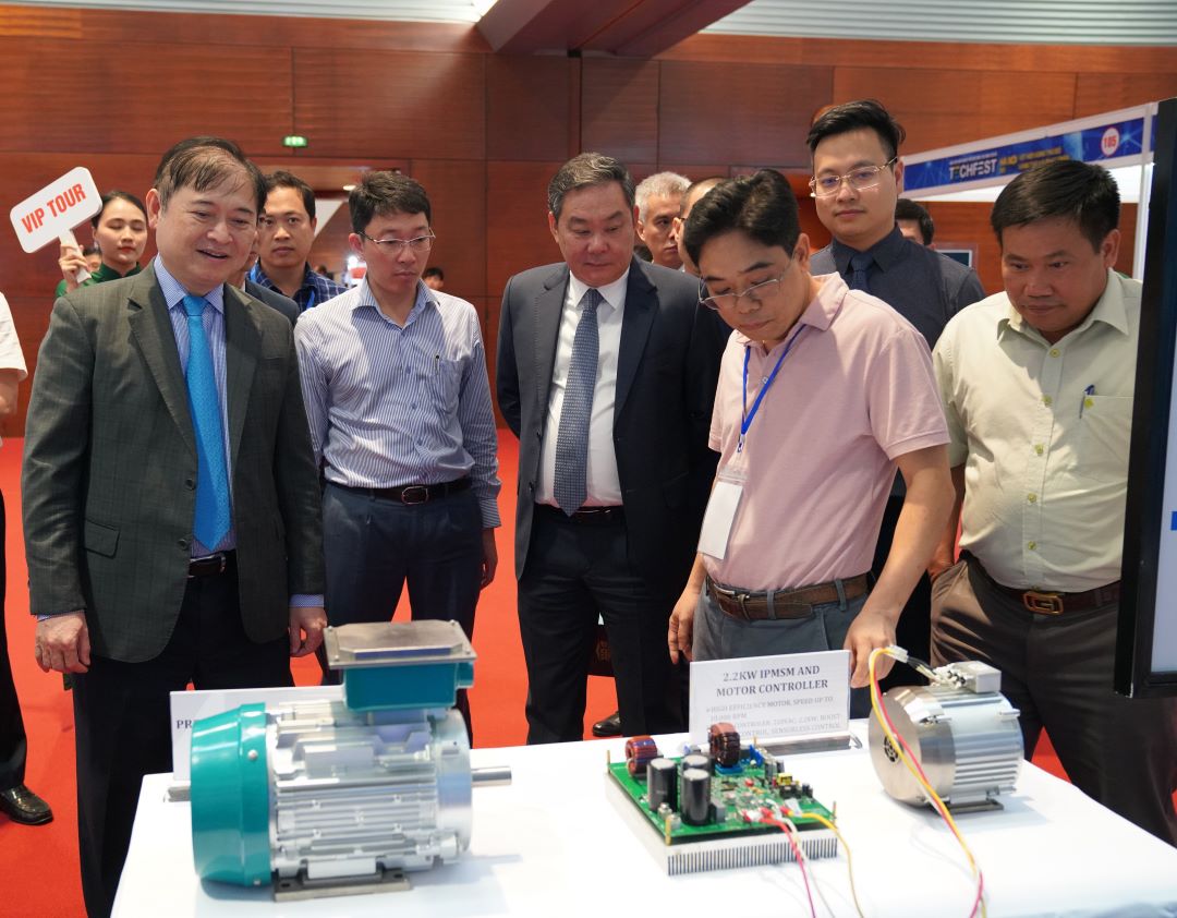 Các đại biểu tham quan gian hàng tại Techfest Hanoi 2023. Nguồn: Bộ KH&CN